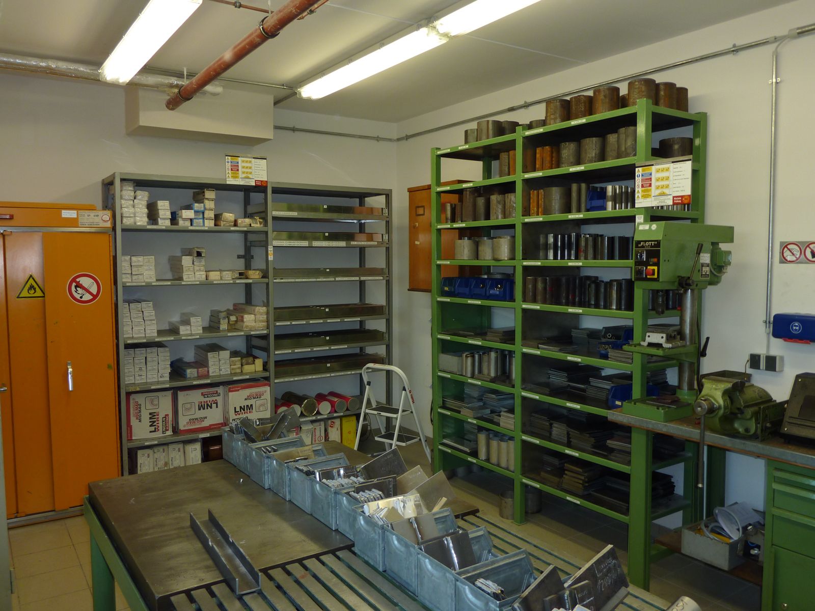 Lager Zusatzwerkstoffe und Prüfungsmaterial